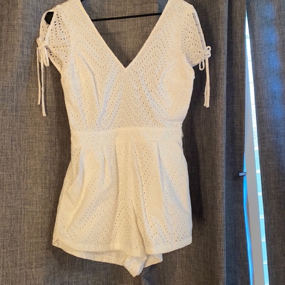 Express eyelet romper - Picture 3 of 4